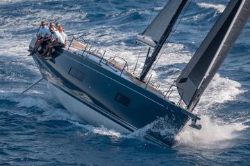 Velero de regata navegando escorado