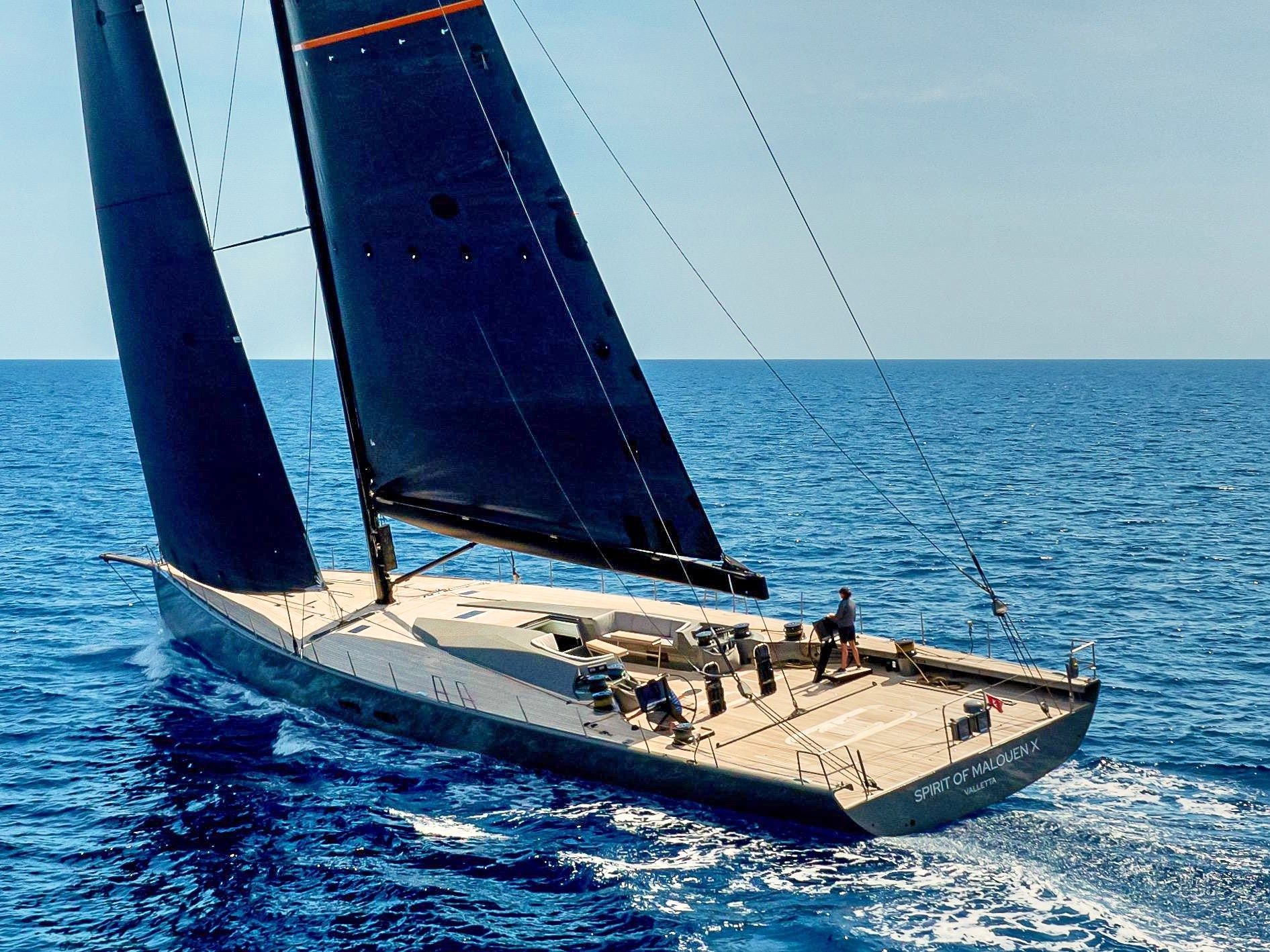 Velero de crucero navegando